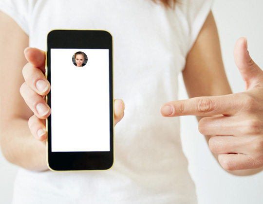 Ukázka QR kódu a PIN kódu na mobilu pro bezobslužný vstup do fitness